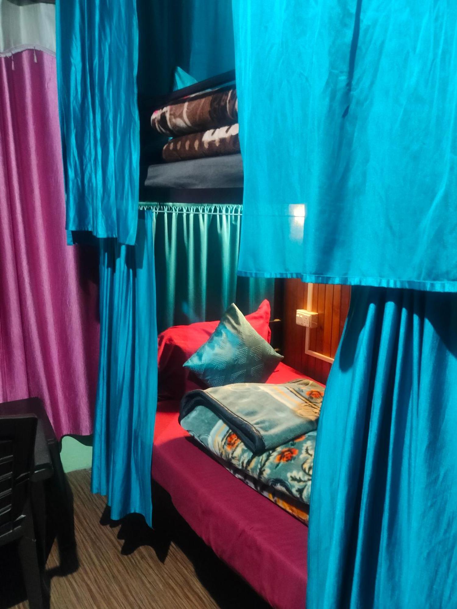 Non Stop Cafe Hostel & Stay مايالي الغرفة الصورة